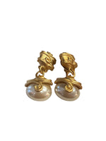 Load image into Gallery viewer, intage unused clip on earrings
